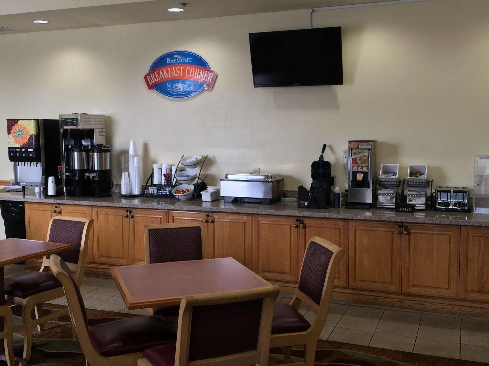 Baymont By Wyndham Fort Myers Airport Extérieur photo